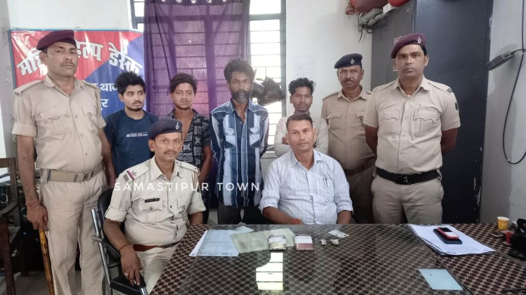 समस्तीपुर रेलवे स्टेशन पर GRP ने चार मोबाइल चोर को किया गिरफ्तार, चोरी की मोबाइल व ब्लेड भी बरामद 1 IMG 20230507 WA0051 01