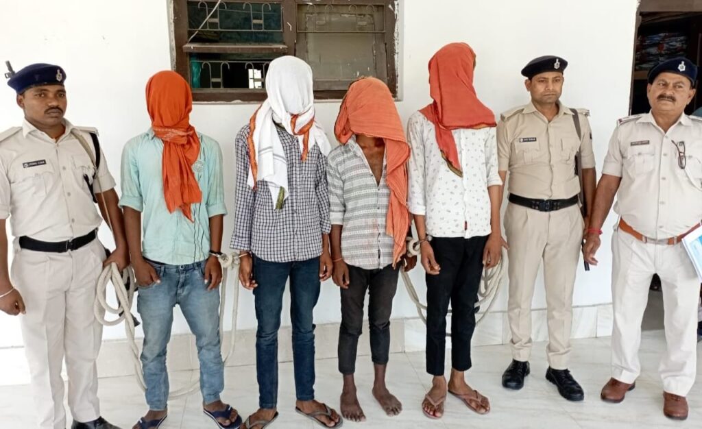 समस्तीपुर पुलिस ने लूटकांड का किया खुलासा, लूटी गई बाइक व मोबाइल के साथ 4 बदमाश भी पकड़े गए 1 IMG 20230511 WA0022 01