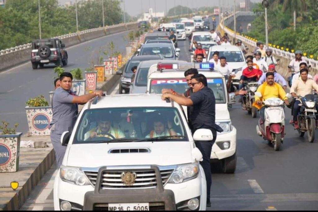 बागेश्वर बाबा के ड्राइवर बने थे मनोज तिवारी, अब जुर्माना लगाएगी पटना ट्रैफिक पुलिस 1 IMG 20230513 WA0003
