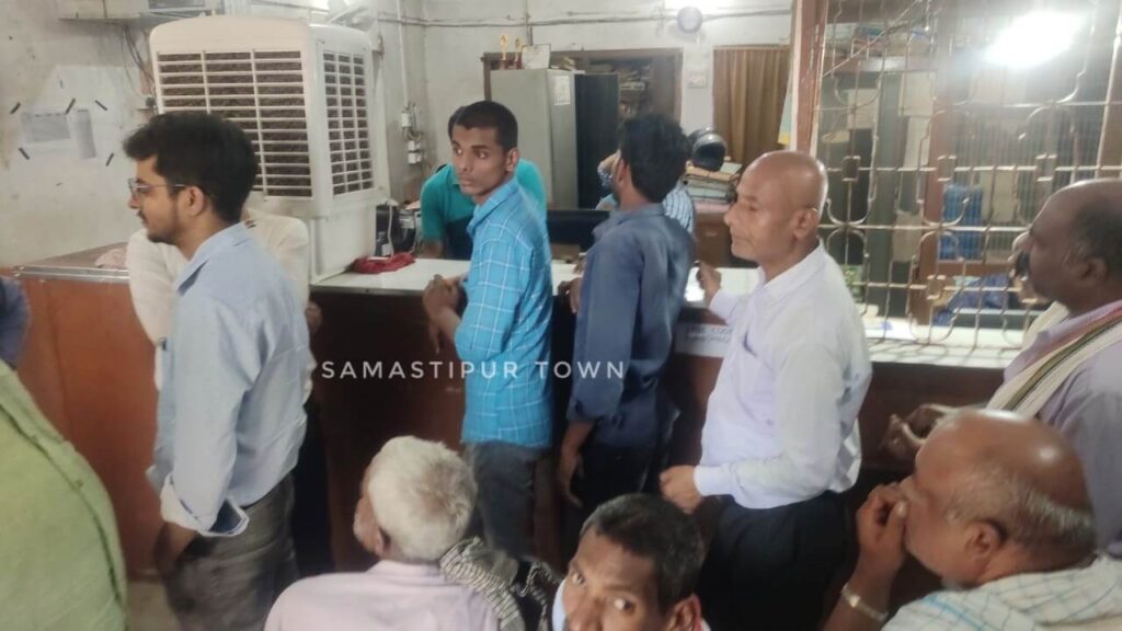सरायरंजन में ग्रामीण बैंक से 2 लाख 32 हजार रुपये की लूट, बैंक में मौजूद ग्राहकों से भी बदमाशों ने नगद छीना 1 IMG 20230526 WA0020 01