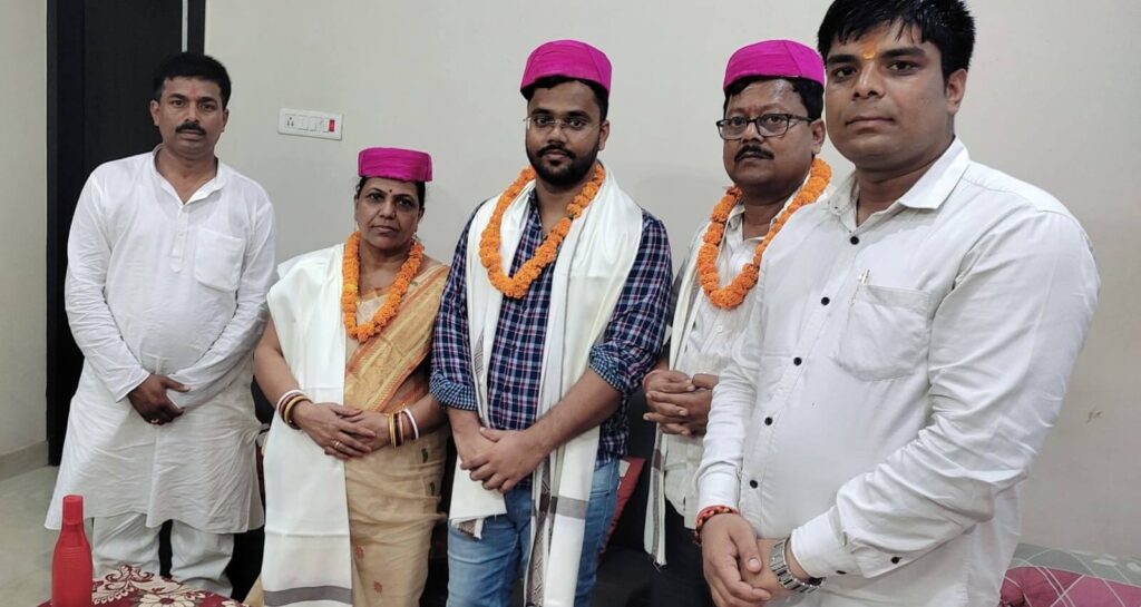 UPSC की परीक्षा में बाजी मारने वाले उजियारपुर के आशुतोष को करणी सेना के द्वारा किया गया सम्मानित 1 IMG 20230528 WA0061 01