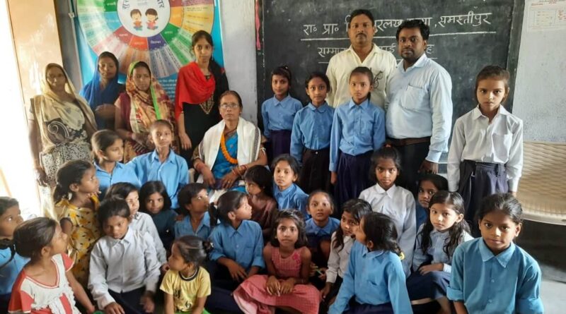 प्राथमिक विद्यालय धुरलख कन्या की प्रधानाध्यापिका शोभा कुमारी के सेवानिवृत्त होने पर शिक्षक व छात्र हुए भावुक 1 IMG 20230531 WA0019 01