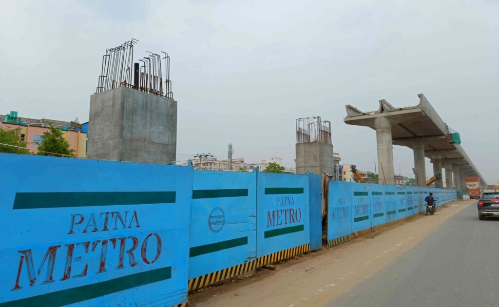 पटना मेट्रो के निर्माण में बाधा बन रहे मकानों पर चलेगा बुलडोजर, PMCH के पास राधाकृष्ण मंदिर भी हटेगा 1 IMG20230503141028 01