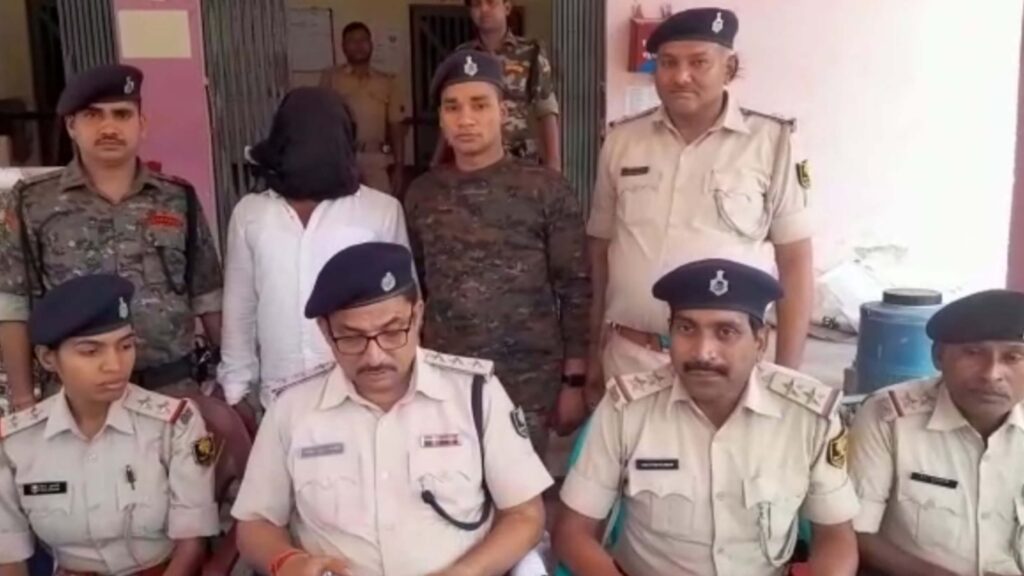 कल्याणपुर में बारात में पिस्तौल चमकाने वाला युवक हुआ गिरफ्तार, देसी पिस्तौल व गोली भी हुई बरामद 1 Picsart 23 05 10 07 41 50 844