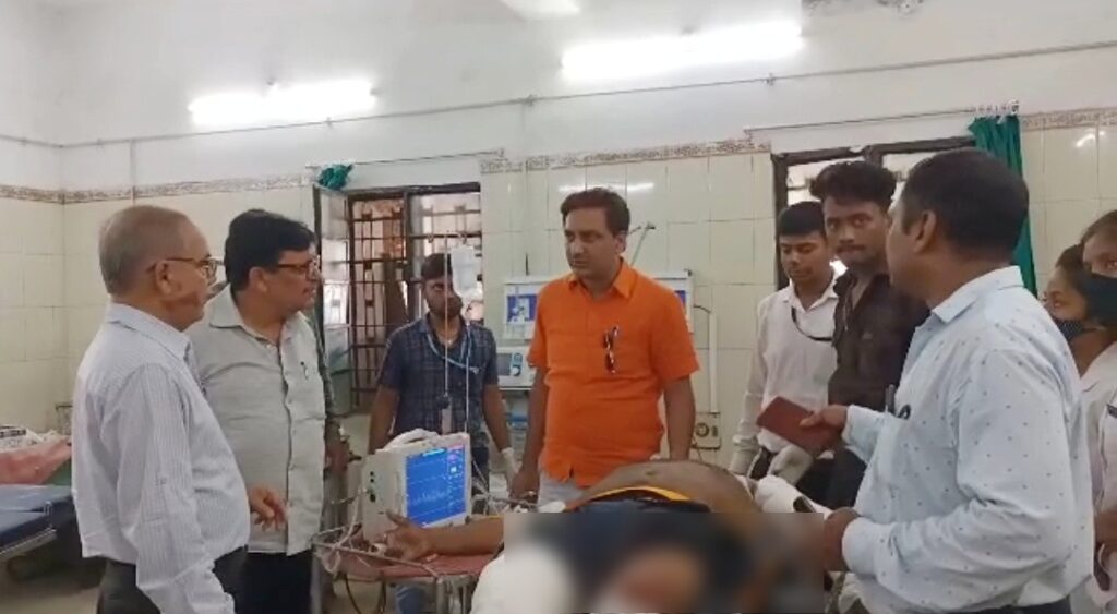 समस्तीपुर में भोला टाॅकीज गुमटी के पास ट्रेन से उतर रहे पदाधिकारी BPRO के दोनों पैर कटे, गंभीर हालत में PMCH रेफर 1 Picsart 23 05 20 14 47 31 632