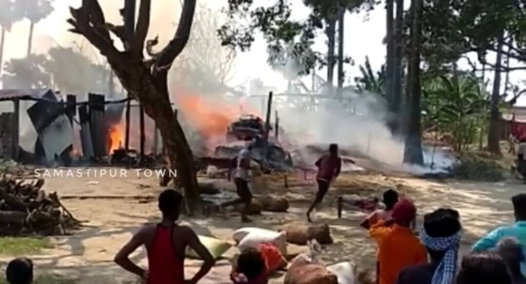 विद्यापतिनगर में खाना बनाने के दौरान लगी आग, 4 घर जलकर राख, 10 लाख की संपत्ति के नुकसान का अनुमान 1 Screenshot 2023 05 07 19 47 00 67 92460851df6f172a4592fca41cc2d2e6 01