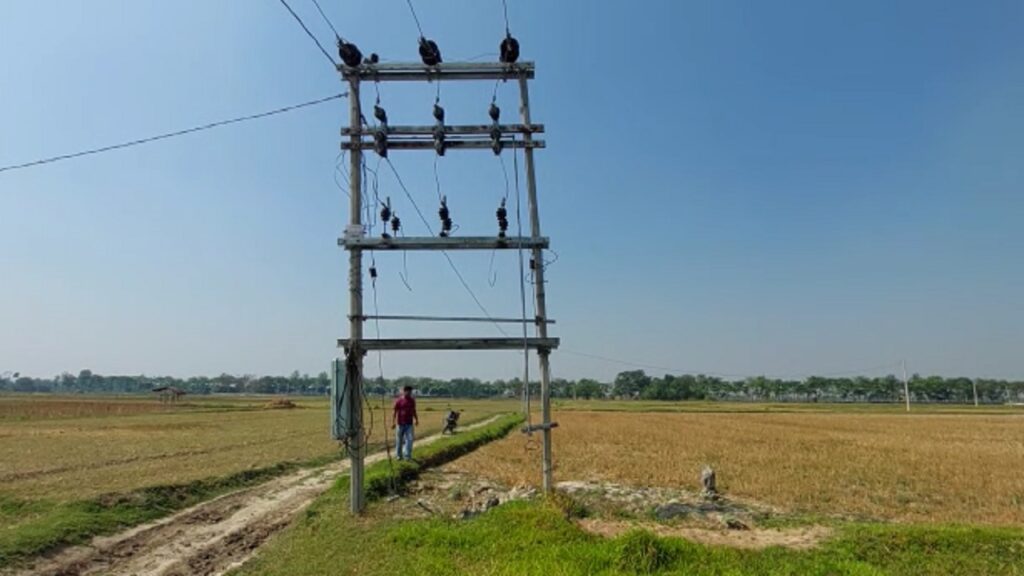 बिहार: चोरों का अजब कारनामा, 2-2 ट्रांसफार्मर ले उड़े, बिजली विभाग को नहीं लगी भनक 1 transfermer 98