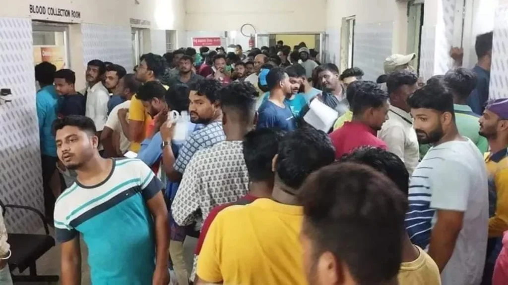 ओडिशा रेल हादसे के बाद लोगों ने दिखाई मानवता, रक्तदान करने के लिए उमड़ पड़ी भीड़ 1 03 06 2023 odhisa train accident 23430849