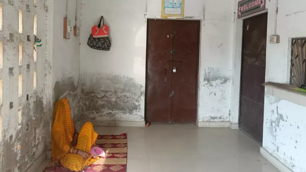 बिहार: बीवी को छोड़कर लेखा पदाधिकारी फरार, अफसर के फरमान पर लोहे के रॉड से दरवाजे को वेल्डिंग कर कैद की गई महिला 1 15 06 2023 bihar offficer left wife in darbhanga 23441864.webp