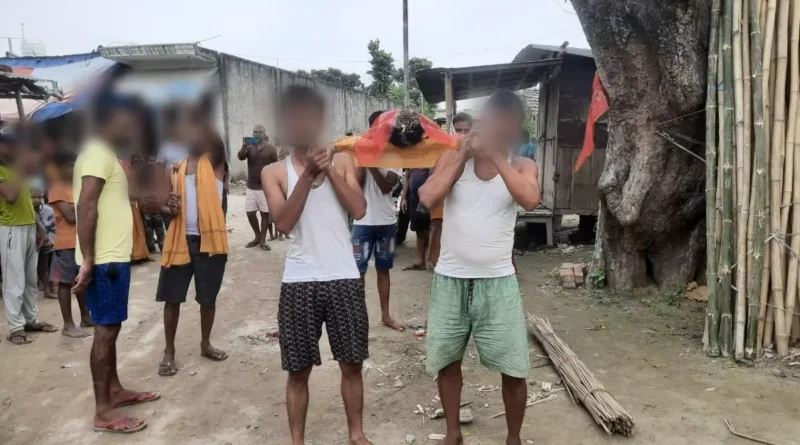 बिहार: शादी से पहले प्रेमी संग भागी लड़की, परिवार ने उसके पुतले की शव यात्रा निकाली; फिर श्मशान ले जाकर जला दिया 1 19 06 2023 putala arthi 23446231