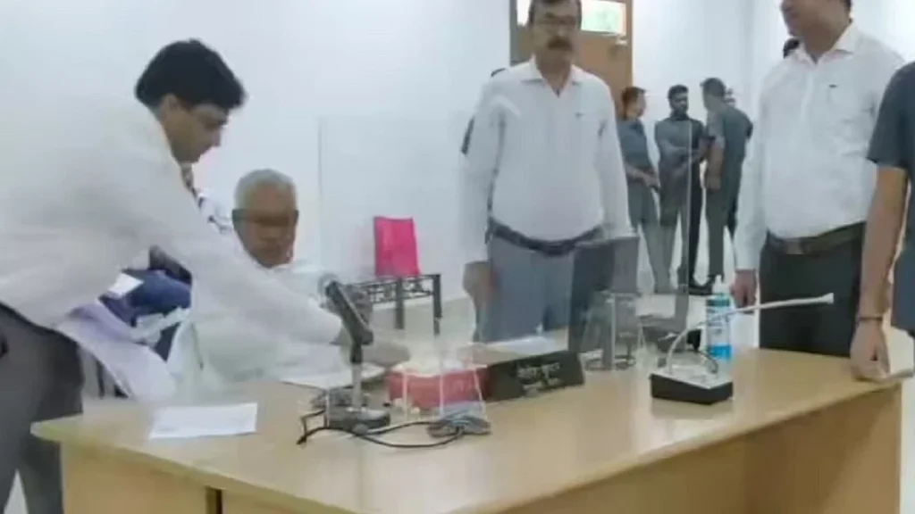 जनता दरबार में अधिकारी के हाथ से कागज गिरने पर भड़के नीतीश कुमार, बोले- तुम्हारा तो जूता है नीचे 1 2023 06 e489a24c 9bb8 4641 9c20 267f0c9d93cc 8cebe08d e572 41e3 b636 4dc20bd06e85
