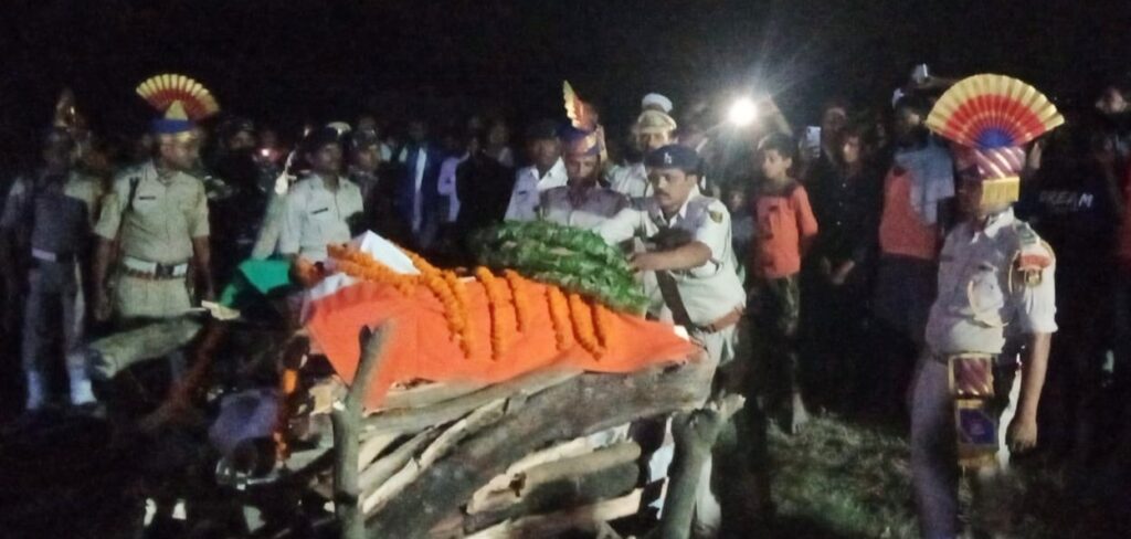 समस्तीपुर के CRPF जवान की असम में ड्यूटी के दौरान मौत, राजकीय सम्मान के साथ चैता गांव में हुई अंतिम विदाई 1 20230604 172705 01