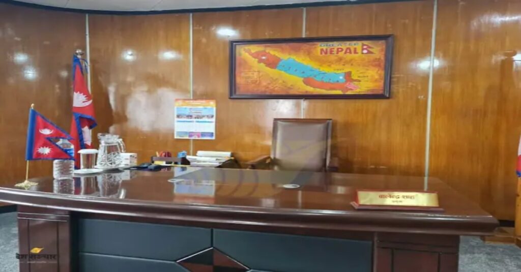 'अखंड भारत' पर बौखलाए नेपाल ने बिहार और UP पर ठोंका दावा, काठमांडू के मेयर ने अपने ऑफिस में लगाया ग्रेटर-नेपाल का मैप 1 20230609 111131
