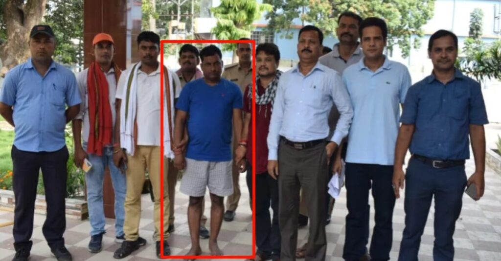 हाफ पैंट, नंगे पैर सीओ को उठाकर ले गई निगरानी की टीम; 25 हजार की रिश्वत लेते रंगेहाथ पकड़ा; 50 हजार की थी डिमांड 1 20230620 105531