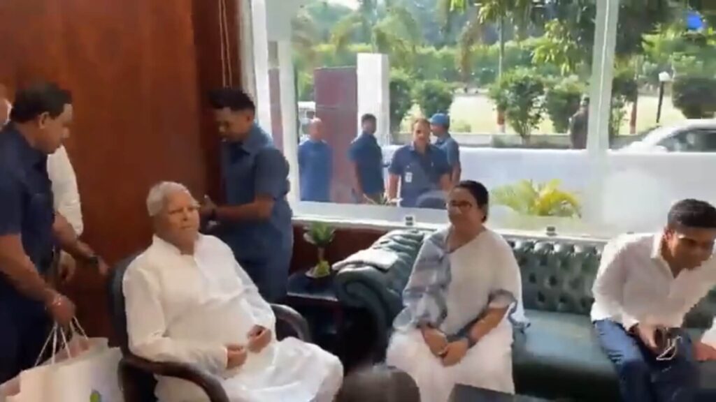 लालू के पैर छूकर निकलीं ममता बोलीं- वो अभी भी बहुत तगड़े हैं, बीजेपी से लड़ सकते हैं, हम साथ लड़ेंगे 1 20230622181347
