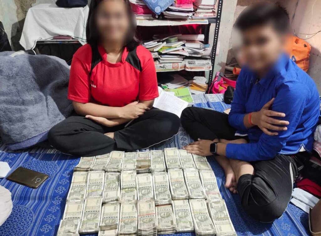 यूपी: 500 की गड्डियों के साथ थानेदार के बच्चे रील बना रहे थे, SP ने लाइन हाजिर कर जांच बैठा दी 1 20230629 195127