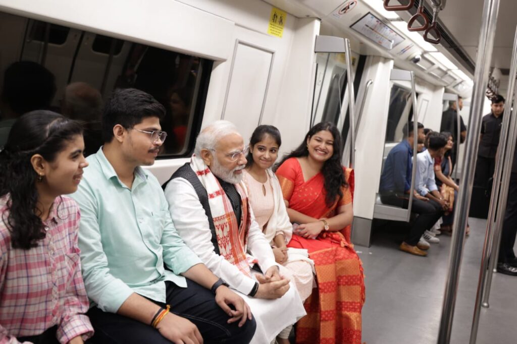 अरे ये तो PM मोदी हैं! सुबह-सुबह दिल्लीवालों को मोदी ने दे दिया सरप्राइज 1 20230630 113750