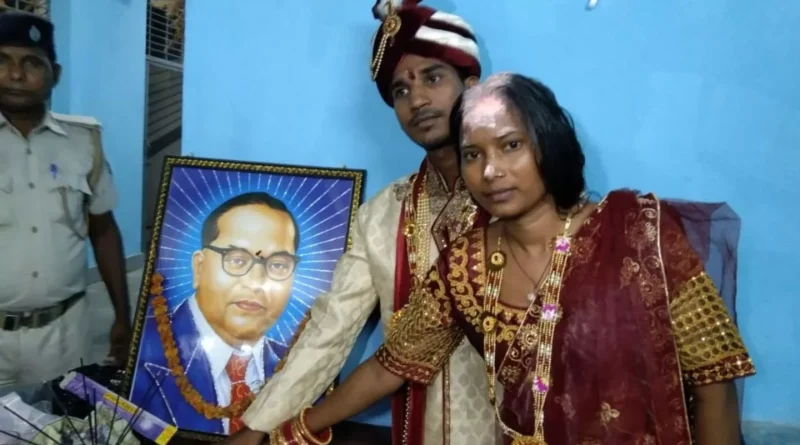 बिहार: महिला थाने में दुल्हा बनकर पहुंचा आरोपित दारोगा, नाराज प्रेमिका की भरी मांग, नौकरी मिलने के बाद मुकर रहा था 1 28 06 2023 bhagalpur 23454209
