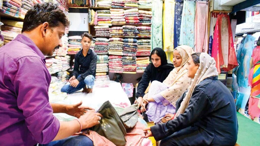समस्तीपुर में बकरीद को लेकर बाजार में बढ़ी रौनक, बकरा व कपड़ों की खरीदारी में जुटे लोग, कल दी जाएगी कुर्बानी 1 EID 01
