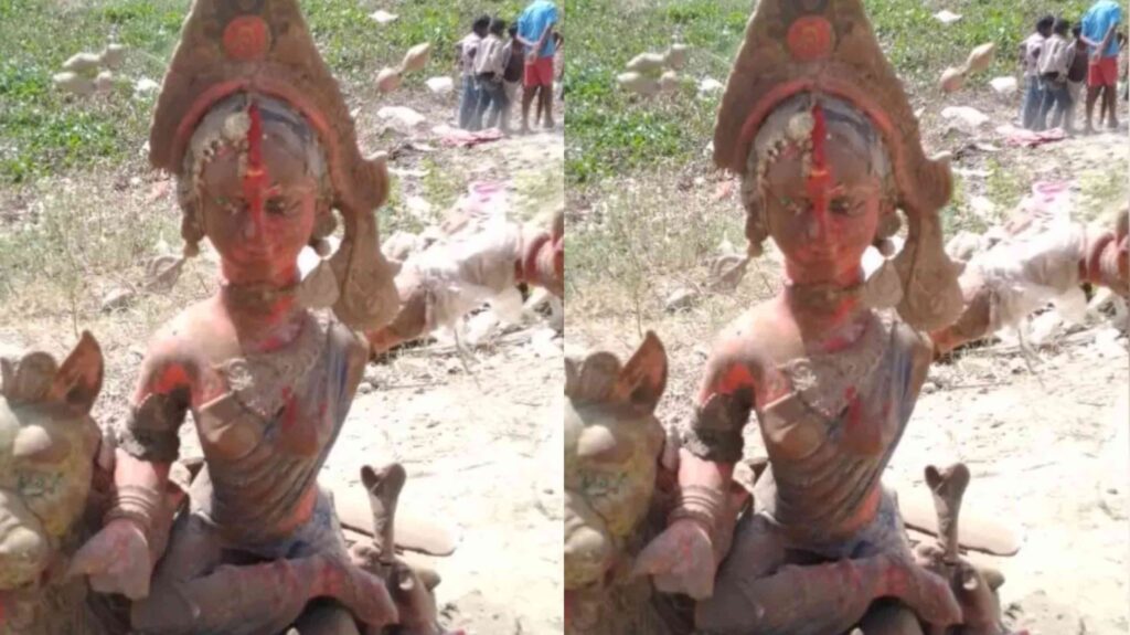 हसनपुर में खेत में मिली मां दुर्गा की प्राचीन प्रतिमा, दर्शन करने के लिए पहुंच रही लोगों की भीड़ 1 GridArt 20230622 084558559 01