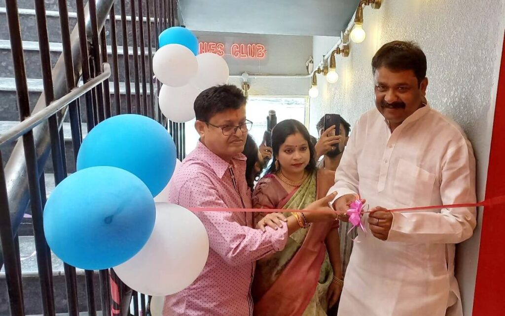 विधान पार्षद डॉ. तरुण चौधरी ने 'एटम क्लब एंड कैफे रेस्टोरेंट' का किया उद्घाटन 1 IMG 20230602 WA0089 01