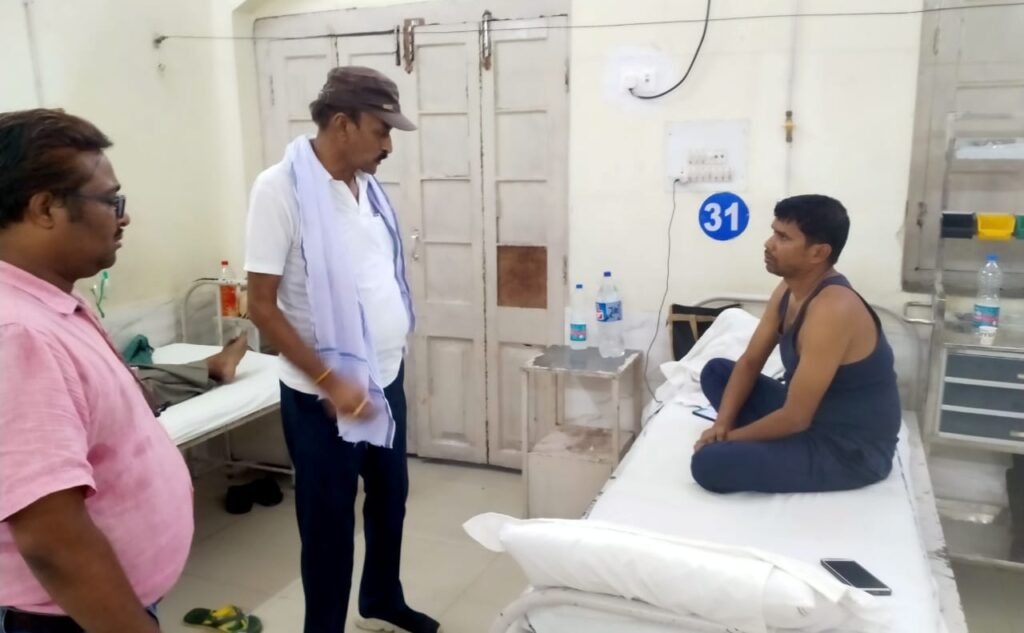 समस्तीपुर स्टेशन पर गुड्स ट्रेन मैनेजर को पीटकर किया जख्मी, रेलवे मंडलीय अस्पताल में चल रहा इलाज 1 IMG 20230613 WA0047 01