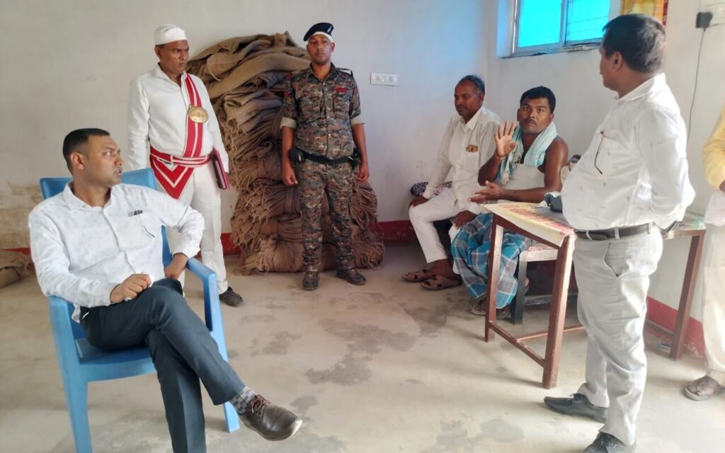 समस्तीपुर सदर SDO दिलीप कुमार ने पंचायत सचिव को लगाई फटकार 1 IMG 20230616 WA0004 01