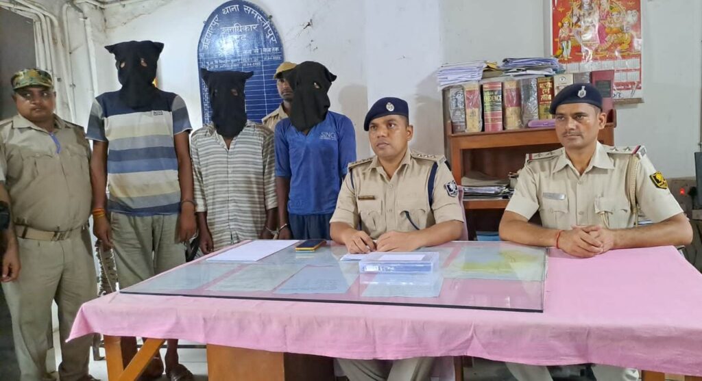 बाइक सवार युवक से हुई लूट मामले का पुलिस ने किया सफल उद्भेदन, नगद के साथ तीन बदमाश गिरफ्तार 1 IMG 20230629 WA0061 01