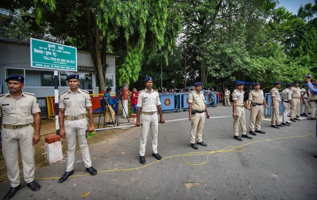 CM की सुरक्षा में चूक, सुरक्षा घेरे में घुसा बाइकर, बचने के लिए फुटपाथ की ओर भागे नीतीश कुमार, SSP-SSG की चल रही है बैठक 1 PTI08 09 2022 000186B 01