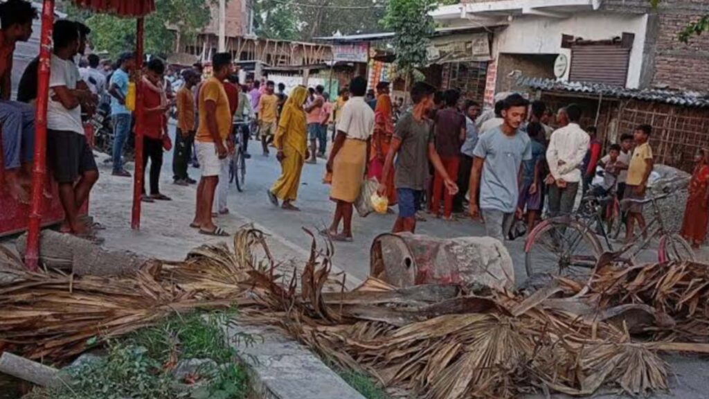 शादी की खरीदारी करने निकले व्यक्ति को ताड़ी दुकान के पास से उत्पाद विभाग की टीम ने उठाया, आक्रोशितों ने पटोरी-समस्तीपुर मुख्य मार्ग किया जाम 1 Picsart 23 06 04 07 06 18 229