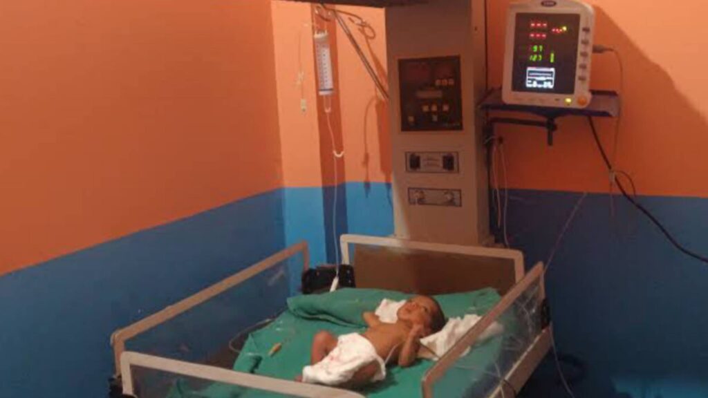 पटोरी में रेलवे लाइन किनारे मिले 2 नवजात शिशु, दो स्थानीए लोगों ने एक-एक बच्चे को लिया गोद 1 Picsart 23 06 14 07 18 11 265