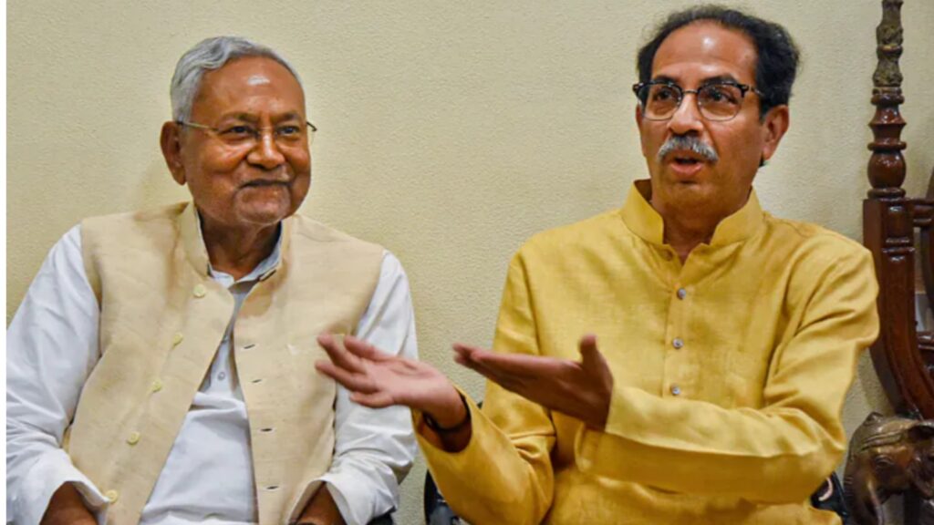 कभी बिहारियों को गोबर का कीड़ा कहा...अब आना पड़ा बिहार: बाल ठाकरे ने लिखा था 'एक बिहारी सौ बीमारी'; 15 साल बाद बेटे-पोते आए 1 Picsart 23 06 23 12 27 38 457