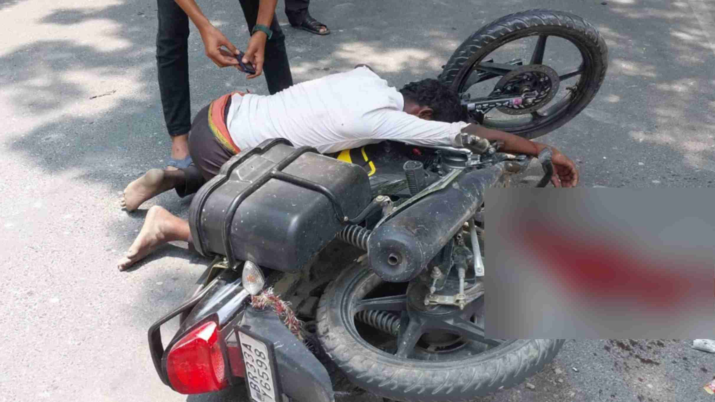 समस्तीपुर-पूसा मुख्य मार्ग पर ट्रैक्टर से टक्कर में बाइक सवार युवक की दर्दनाक मौत, आक्रोशित परिजनों ने जमकर काटा बवाल 3 Picsart 23 06 24 22 27 37 609