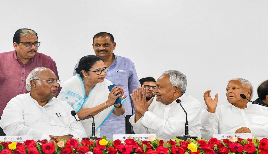 मिशन 2024: हर विपक्षी दल कुर्बानी देने को तैयार, नीतीश कुमार की पहल पर भाजपा को हराने की बनी ये रणनीति.. 1 Prabhatkhabar2023 0677f59ce5 53e8 4367 bcce b4d452b1c84bnitish kharge 01