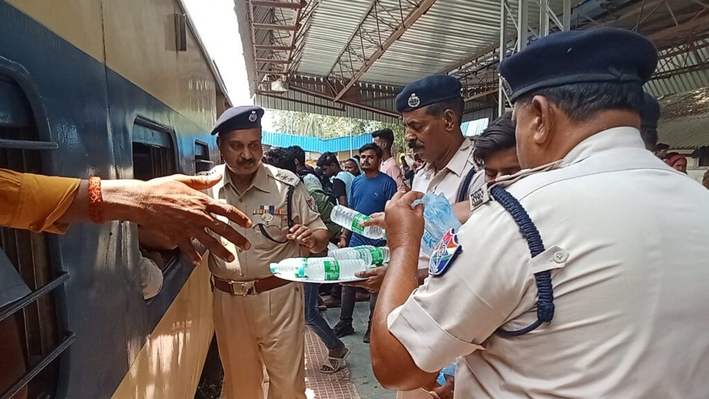 प्यासे रेल यात्रियों को RPF ने पिलाया ठंडा पानी, लोग कर रहे प्रशंसा 1 dbcl 1687092833648efe616fbaa hasnpur2