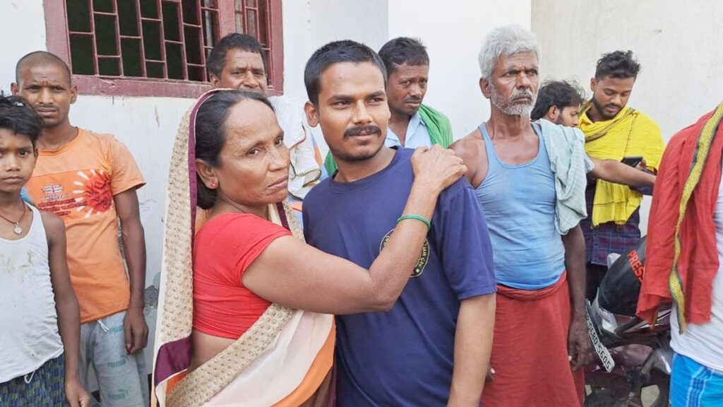 बिहार: मोबाइल चोरी के आरोप में चलती ट्रेन से लोगो ने फेंका दिया... 8 माह बाद वापस लौटा घर, परिवार ने दूसरे शव को दफना दिया था 1 fewsd sixteen nine