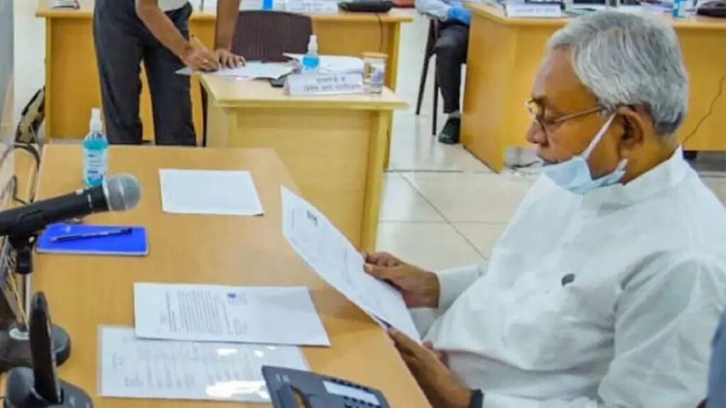'अंकल प्रणाम! मैं आपके इंजीनियरिंग कॉलेज वाले दोस्त का बेटा हूं', नीतीश कुमार के जनता दरबार में बोला युवक, CM को बताई अपनी समस्या 1 n50866624616865706514340e5a63cc7ba3052ade01e229053e76e65bef6a3a2f7da6656f70e55686e2153f