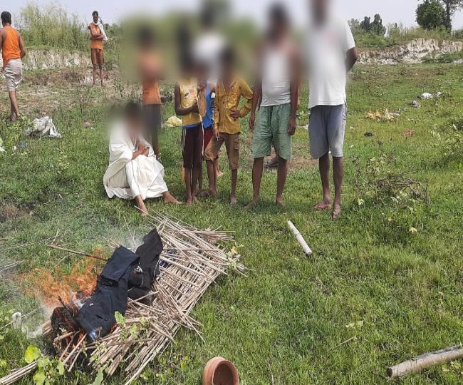 बिहार: शादी से पहले प्रेमी संग भागी लड़की, परिवार ने उसके पुतले की शव यात्रा निकाली; फिर श्मशान ले जाकर जला दिया 2 putla chita1