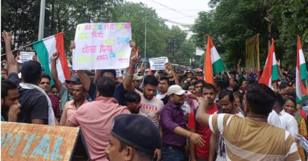 पटना में तिरंगा लेकर सड़क पर उतरे शिक्षक अभ्यर्थी, कर रहे प्रदर्शन: पुलिस के साथ हाथापाई, दंगा नियंत्रण वाहन तैनात 1 20230701 123229