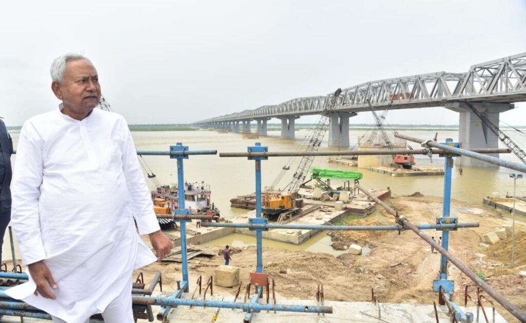 सीएम नीतीश कुमार ने गंगा पथ के निर्माण का किया निरीक्षण, बचे हुए काम को जल्द पूरा करने का दिया निर्देश 1 20230705 165116