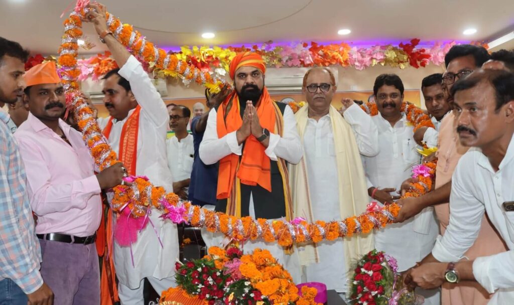 BJP प्रदेश अध्यक्ष सम्राट चौधरी पहुंचे दलसिंहसराय, कार्यकर्ताओं ने गर्मजोशी से किया स्वागत, विपक्ष पर जमकर बोला हमला 1 20230705 183929 01