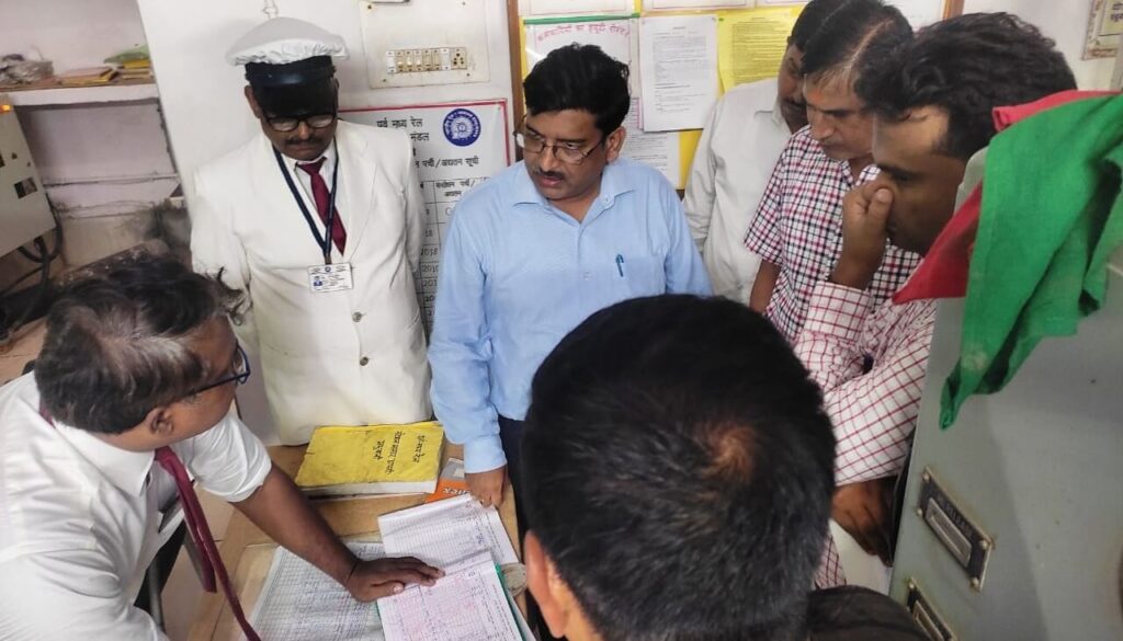 DRM ने समस्तीपुर से दरभंगा एवं दरभंगा से जयनगर रेलखंड का निरीक्षण किया 1 20230707 072833 01