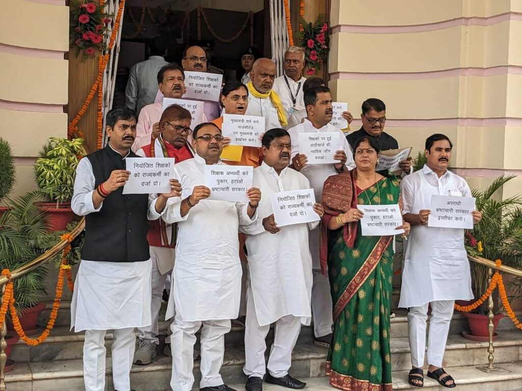 मानसून सत्र के पहले दिन BJP का हंगामा, नीतीश-तेजस्वी से मांगा इस्तीफा; शोक प्रस्ताव के बाद सदन स्थगित 1 20230710 130131