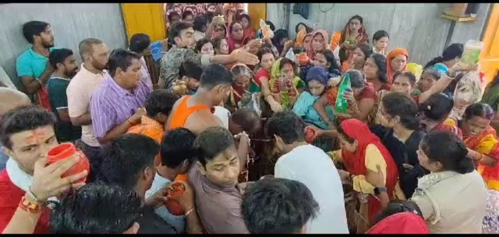 जलाभिषेक को लेकर दूसरी सोमवारी पर समस्तीपुर के शिवालयों में उमड़ी भीड़, अहले सुबह से ही मंदिरों में किया जा रहा है जलाभिषेक 1 20230717161457