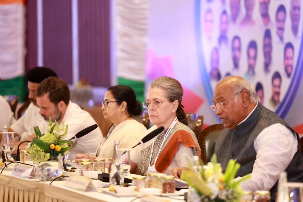 राहुल गांधी नहीं होंगे PM फेस! बेंगलुरु की बैठक में खड़गे का बड़ा बयान, बोले- कांग्रेस प्रधानमंत्री पद की रेस में नहीं 1 20230718 143618