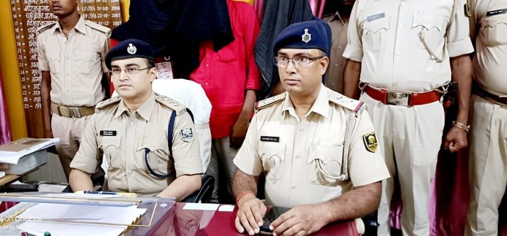 विभूतिपुर में लूट की साजिश रच रहे तीन बदमाशों को SIT ने हथियार के साथ किया गिरफ्तार 1 IMG 20230702 WA0053 01