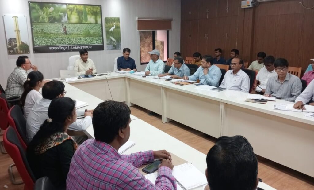 डीएम ने ग्रामीण विकास विभाग के तहत संचालित योजनाओं की समीक्षा की, वीसी के माध्यम से जुड़े थे प्रखंड के सभी पदाधिकारी 1 IMG 20230704 WA0009 01