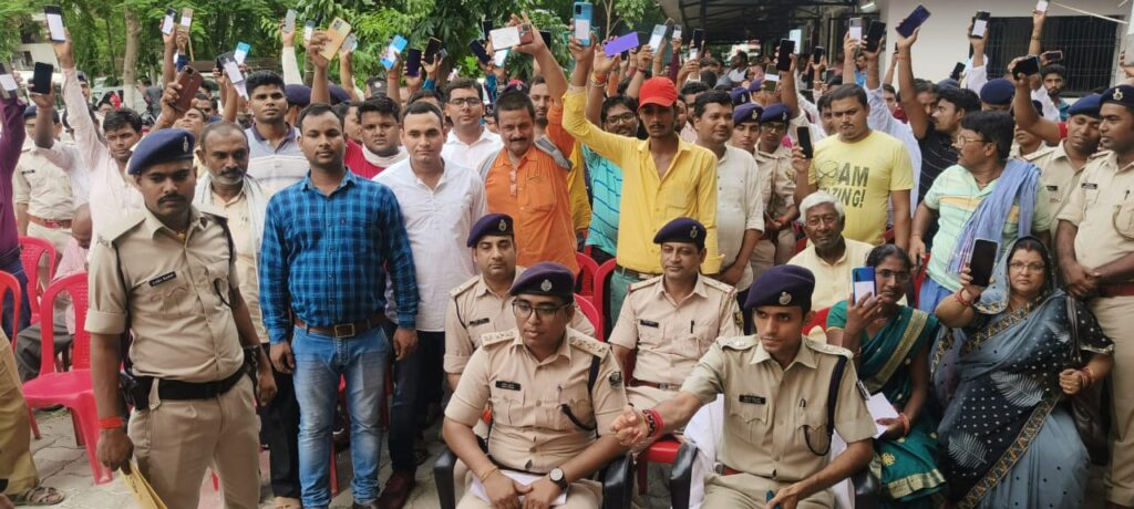 चोरी एवं लूट के लगभग 30 लाख रुपये के 136 मोबाइल व एक लैपटॉप बरामद कर समस्तीपुर पुलिस ने उनके स्वामियों को सुपुर्द किया 1 IMG 20230704 WA0062