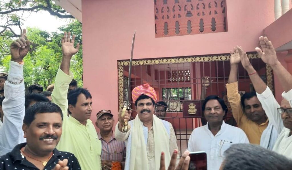 विद्यापतिनगर में पूर्व सांसद आनंद मोहन का ग्रामीणों ने किया जोरदार स्वागत, कहा- वोट के लिए धामिर्क उन्माद फैलाया जा रहा 1 IMG 20230705 WA0040 01
