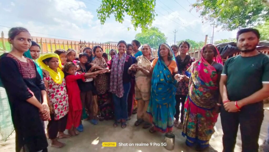 'द उम्मीद' संस्था के द्वारा सलम बस्ती में रह रहे महिलाओं को उनके अधिकार एवं स्वच्छता के प्रति जागरूक करने के लिए संगोष्ठी का आयोजन 1 IMG 20230708 WA0053 01